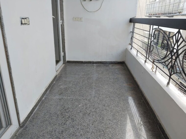 Balcony, east of kailash 3 Bedroom 220 Sq.Yd. Builder Floor In East Of Kailash Delhi 10733603
