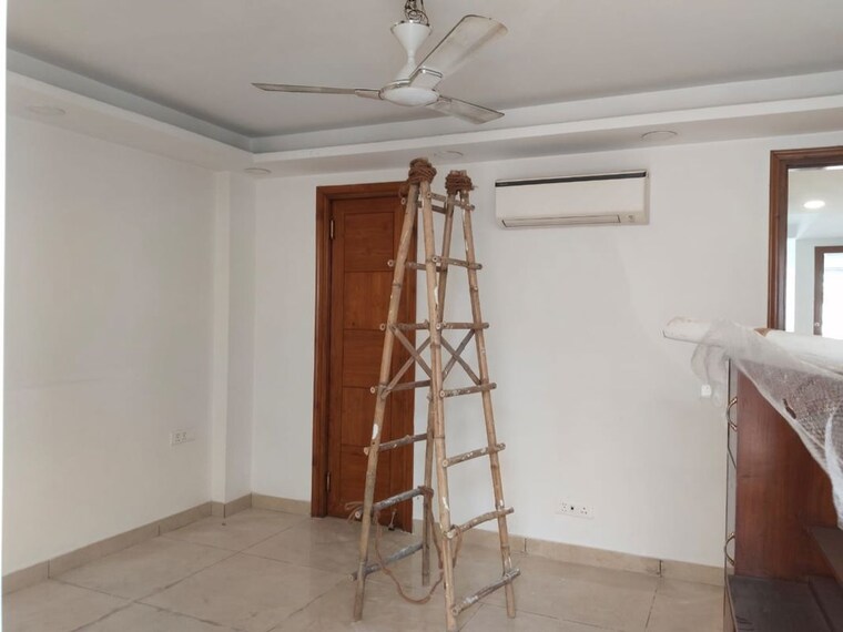 Room, east of kailash 3 Bedroom 220 Sq.Yd. Builder Floor In East Of Kailash Delhi 10733603