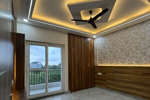 Room in 3 BHK Apartment at Janakpuri – for Sale