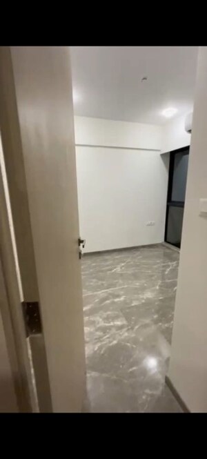 Room in 2.5 BHK Apartment at Prescon Midtown Bay, Mahim West – for Rent