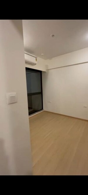 Room in 2.5 BHK Apartment at Prescon Midtown Bay, Mahim West – for Rent