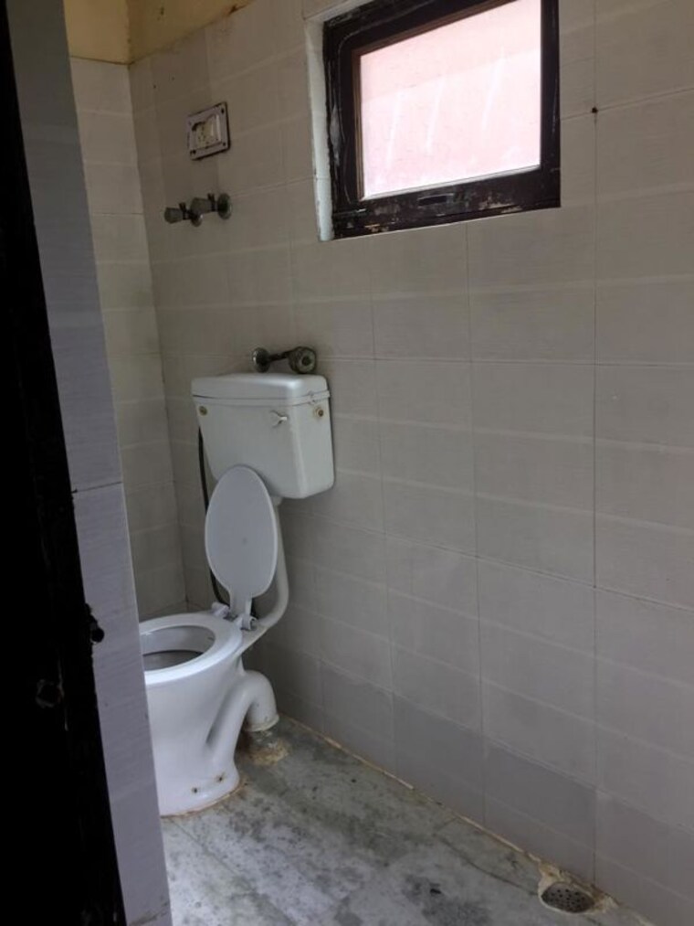Bathroom, sarita vihar 1 Bedroom 450 Sq.Ft. Independent House In Sarita Vihar Delhi 10733895