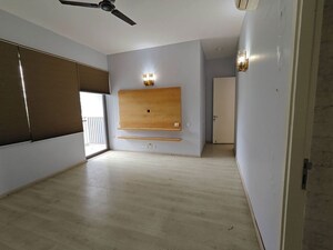 Room in 3 BHK Apartment at Ireo Skyon, Sector 60 – for Rent