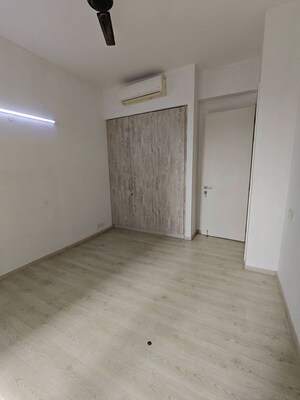 Room in 3 BHK Apartment at Ireo Skyon, Sector 60 – for Rent
