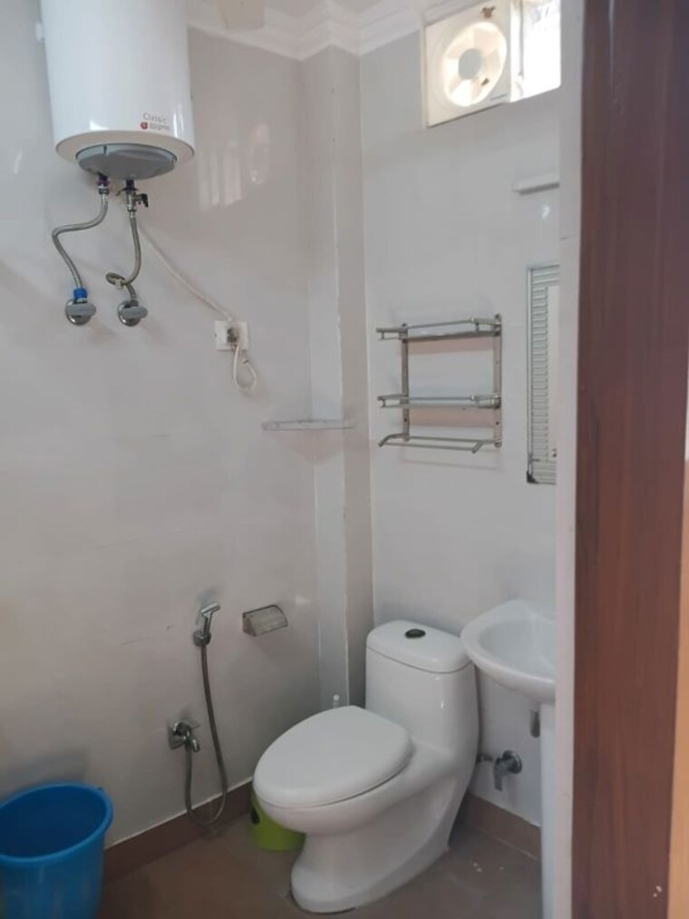 Bathroom, east of kailash 3 Bedroom 1350 Sq.Ft. Builder Floor In East Of Kailash Delhi 10733965