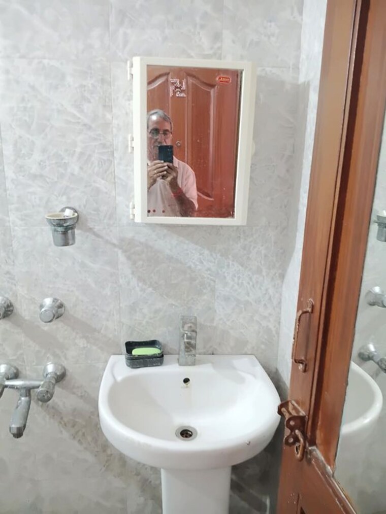 Bathroom, east of kailash 3 Bedroom 1350 Sq.Ft. Builder Floor In East Of Kailash Delhi 10733965