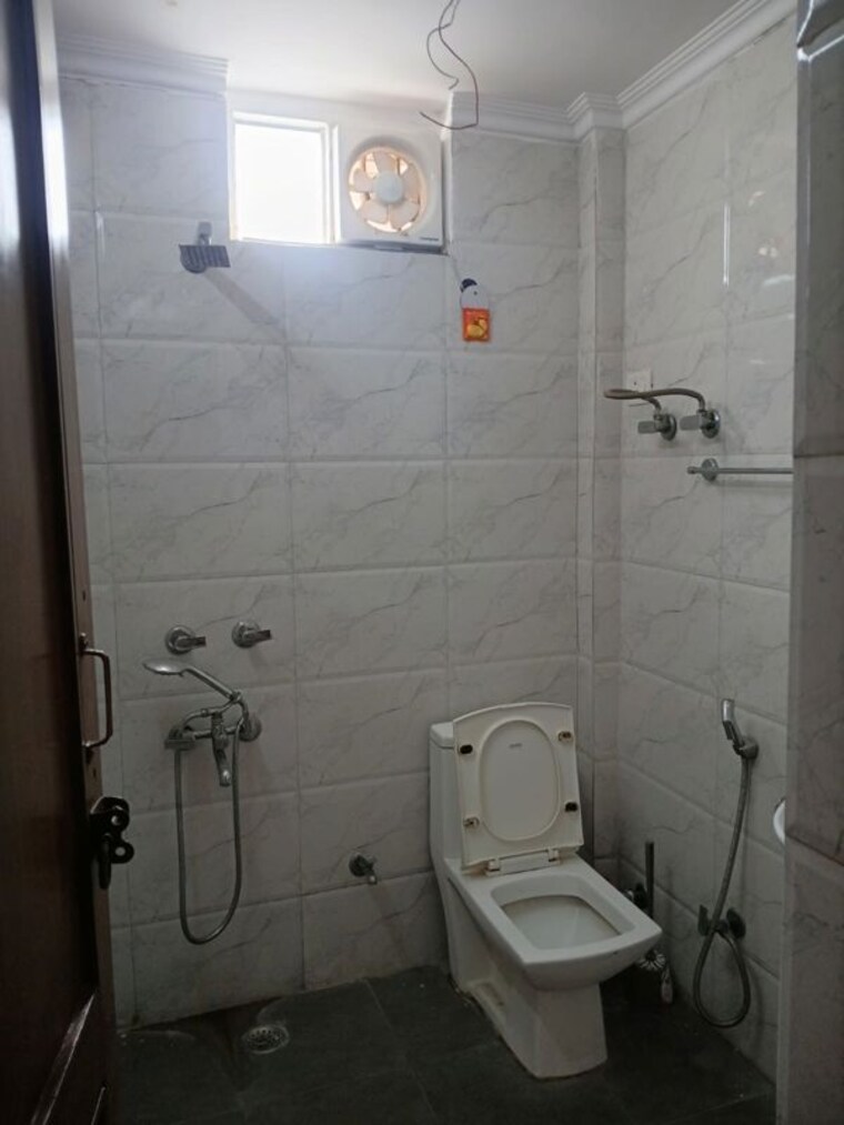 Bathroom, east of kailash 3 Bedroom 1350 Sq.Ft. Builder Floor In East Of Kailash Delhi 10733965