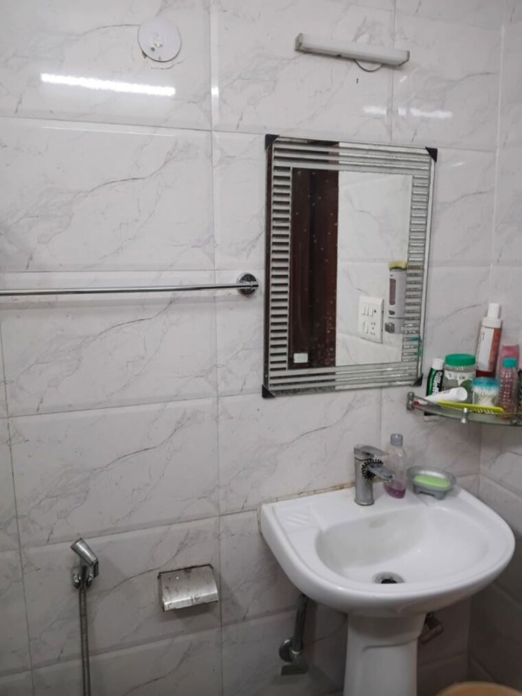 Bathroom, east of kailash 3 Bedroom 1350 Sq.Ft. Builder Floor In East Of Kailash Delhi 10733965