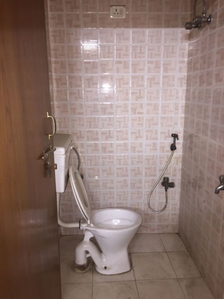 Bathroom, sarita vihar 1 Bedroom 450 Sq.Ft. Independent House In Sarita Vihar Delhi 10733973