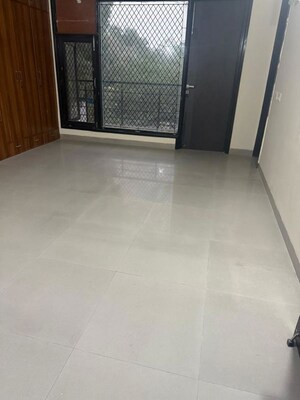 Room in 3 BHK Builder Floor at Sukhdev Vihar – for Rent