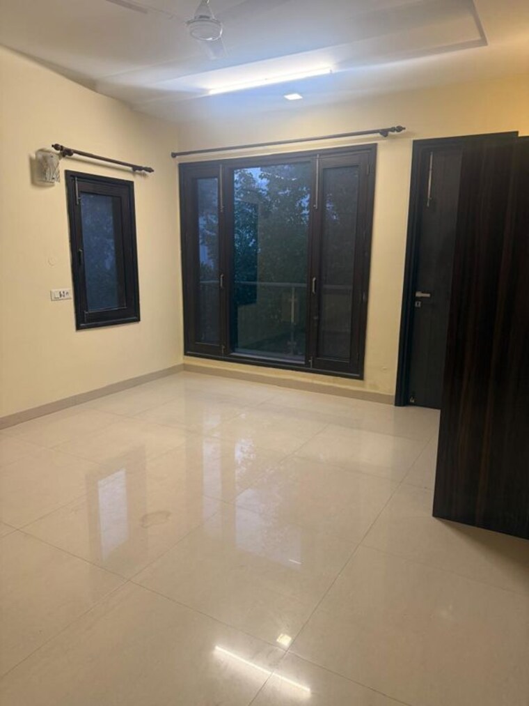 Room, sukhdev vihar 3 Bedroom 500 Sq.Yd. Builder Floor In Sukhdev Vihar Delhi 10734024