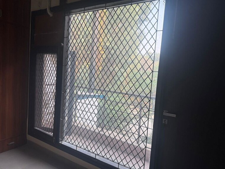 Balcony, sukhdev vihar 3 Bedroom 500 Sq.Yd. Builder Floor In Sukhdev Vihar Delhi 10734024