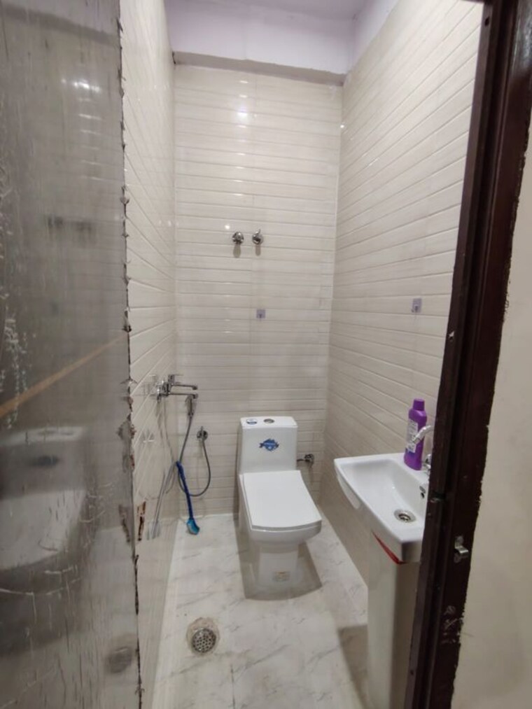 Bathroom, arv-park 2.5 Bedroom 1500 Sq.Ft. Apartment In Sector 63 Noida 10734036