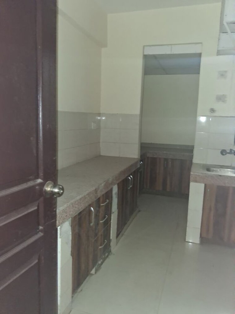 Kitchen, paras-tierea 1 RK 495 Sq.Ft. Apartment In Sector 137 Noida 10734056