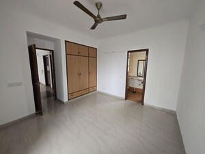 Room in 3 BHK Apartment at Vipul Greens, Sector 48 – for Rent