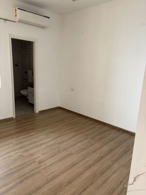 Room in 3 BHK Apartment at AIPL The Peaceful Homes, Sector 70a – for Rent