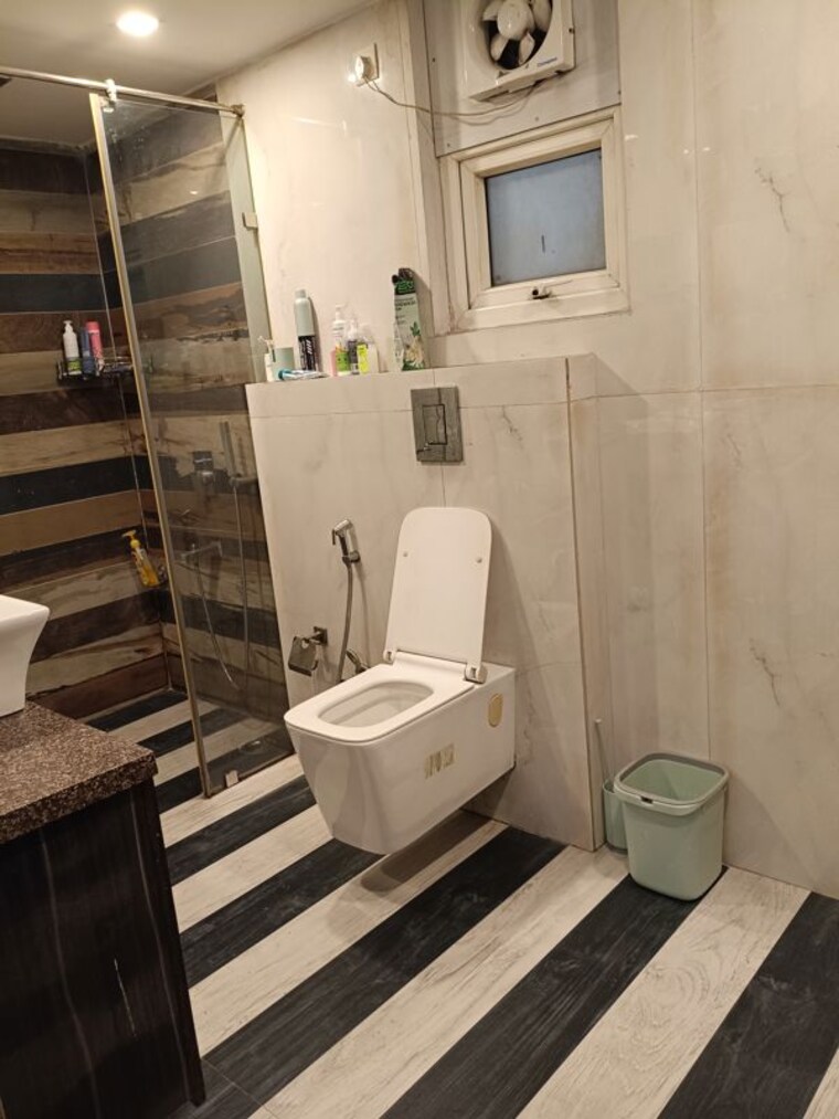 Bathroom, maharani bagh 4 Bedroom 500 Sq.Yd. Builder Floor In Maharani Bagh Delhi 10734079
