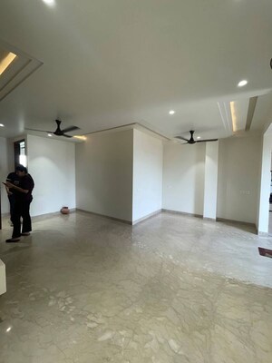 Room in 3 BHK Builder Floor at Sector 48 – for Rent