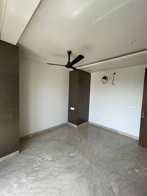 Room in 3 BHK Builder Floor at Sector 48 – for Rent
