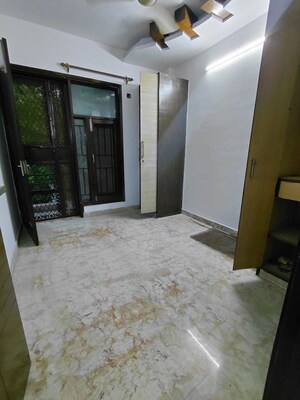 Furnished Amenities in 2 BHK Builder Floor at Janakpuri – for Rent