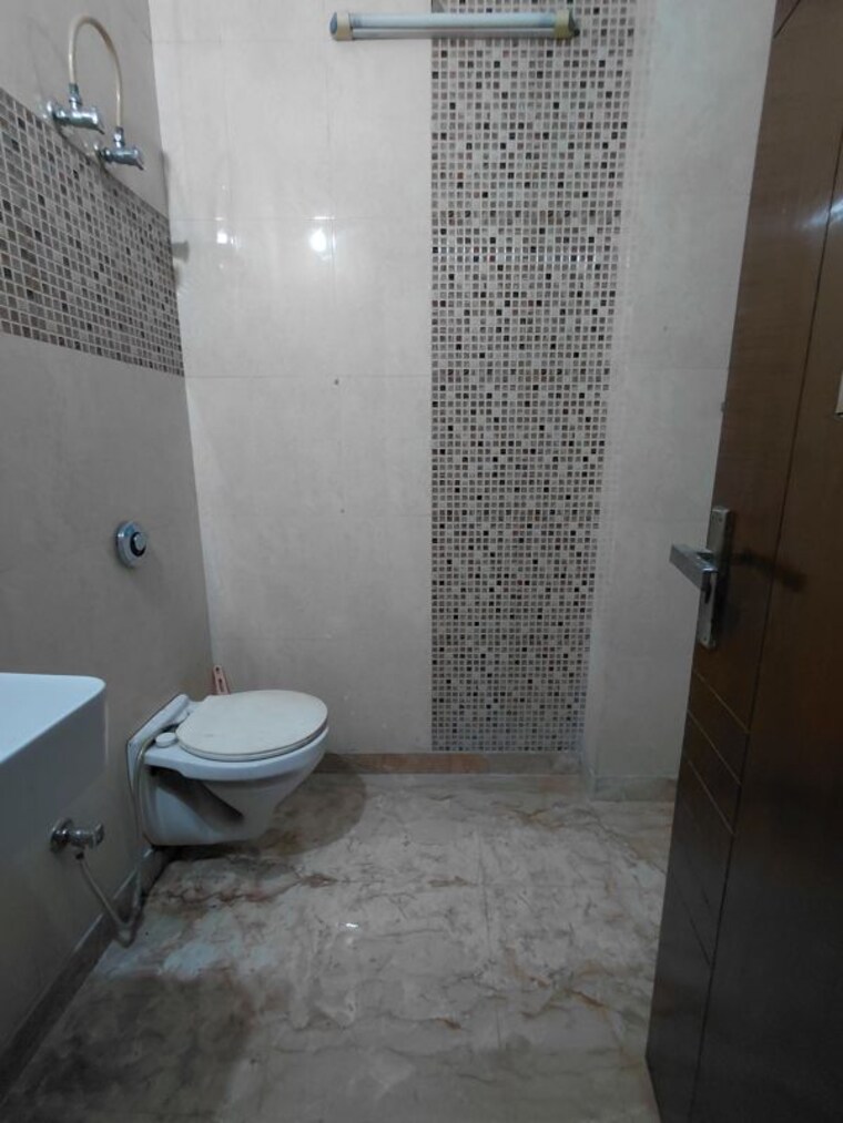 Bathroom, janakpuri 2 Bedroom 800 Sq.Ft. Builder Floor In Janakpuri Delhi 10734212