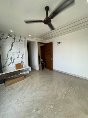Room in 3 BHK Builder Floor at Sector 32 – for Rent
