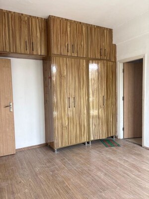 Room in 3 BHK Builder Floor at Sector 21 – for Rent