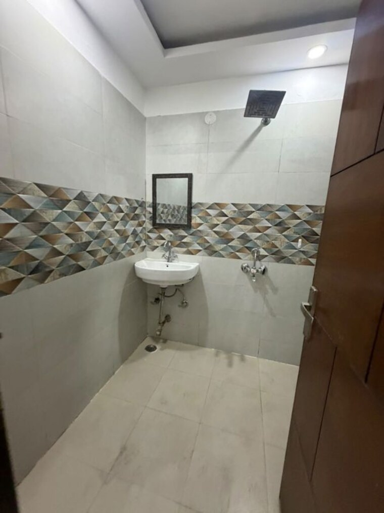 Bathroom, chattarpur 2 Bedroom 900 Sq.Ft. Builder Floor In Chattarpur Delhi 10734241