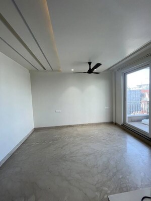 Room in 3 BHK Builder Floor at Sector 30 – for Rent