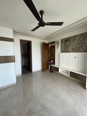 Room in 3 BHK Builder Floor at Sector 40 – for Rent
