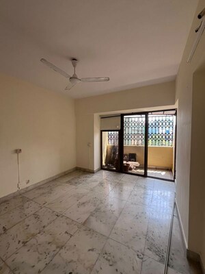Room in 2 BHK Apartment at Lokhandwala Complex – for Rent