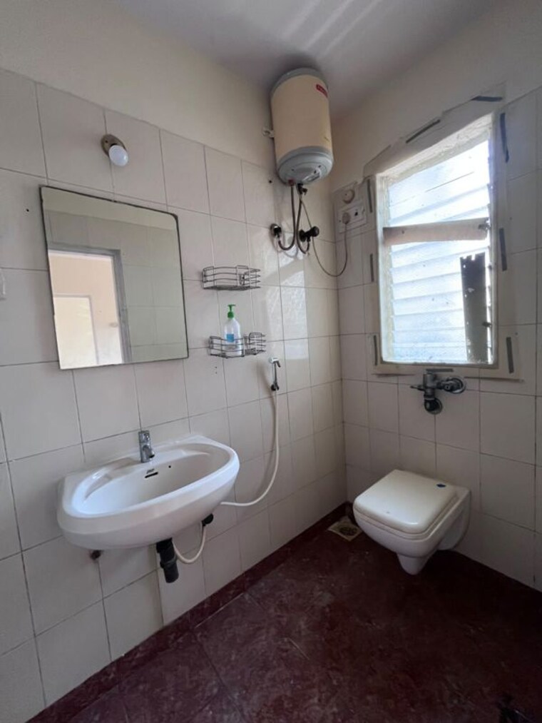 Bathroom, lokhandwala complex 2 Bedroom 750 Sq.Ft. Apartment In Lokhandwala Complex Mumbai 10731283