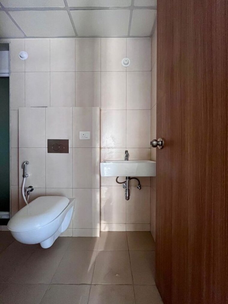 Bathroom, godrej-emerald 2 Bedroom 900 Sq.Ft. Apartment In Ghodbunder Road Thane 10734360