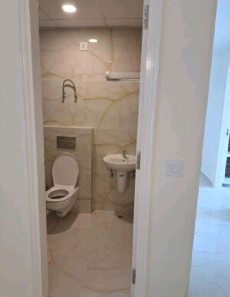 Bathroom, omaxe-the-palace 3 Bedroom 1550 Sq.Ft. Apartment In Gomti Nagar Lucknow 10734358