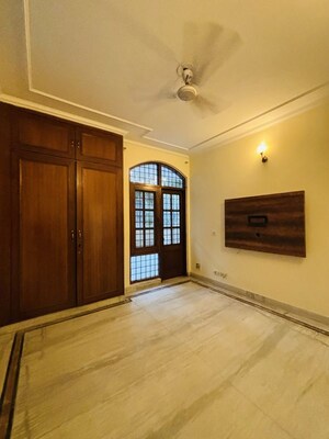 Room in 3 BHK Independent House at Dlf Phase I – for Rent