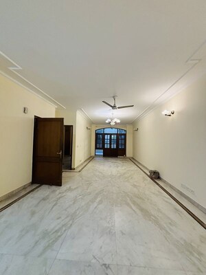 Room in 3 BHK Independent House at Dlf Phase I – for Rent
