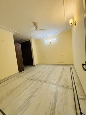 Room in 3 BHK Independent House at Dlf Phase I – for Rent