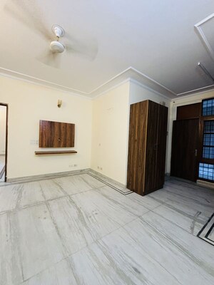 Room in 3 BHK Independent House at Dlf Phase I – for Rent