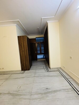 Room in 3 BHK Independent House at Dlf Phase I – for Rent