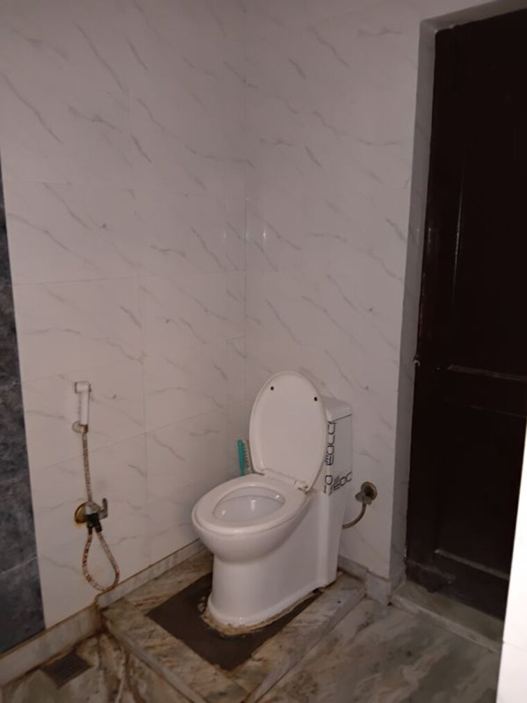 Bathroom, sector 30 5 Bedroom 108 Sq.Yd. Independent House In Sector 30 Faridabad 10734359