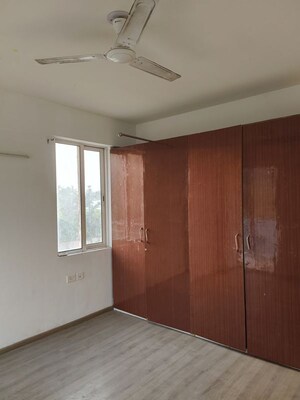 Room in 2.5 BHK Apartment at Godrej 101, Sector 79 – for Rent
