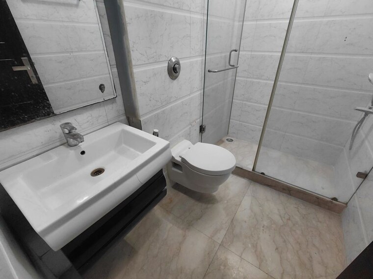 Bathroom, kailash colony 3 Bedroom 220 Sq.Yd. Builder Floor In Kailash Colony Delhi 10734475