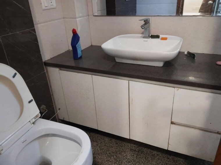 Bathroom, kailash colony 3 Bedroom 220 Sq.Yd. Builder Floor In Kailash Colony Delhi 10734475