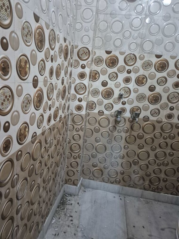 Bathroom, mayur vihar 1.5 Bedroom 350 Sq.Ft. Builder Floor In Mayur Vihar Delhi 10734477