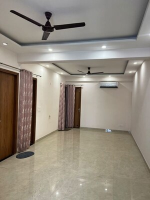 Room in 4 BHK Apartment at DLF The Summit, Dlf Phase V – for Sale