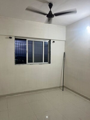 Room in 1 BHK Apartment at Raunak Unnathi Woods Phase 7 A And B, Ghodbunder Road – for Rent