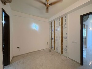Room in 3 BHK Apartment at Smart World Orchard, Sector 61 – for Rent