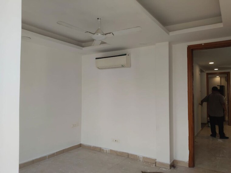 Room, east of kailash 3 Bedroom 220 Sq.Yd. Builder Floor In East Of Kailash Delhi 10734954