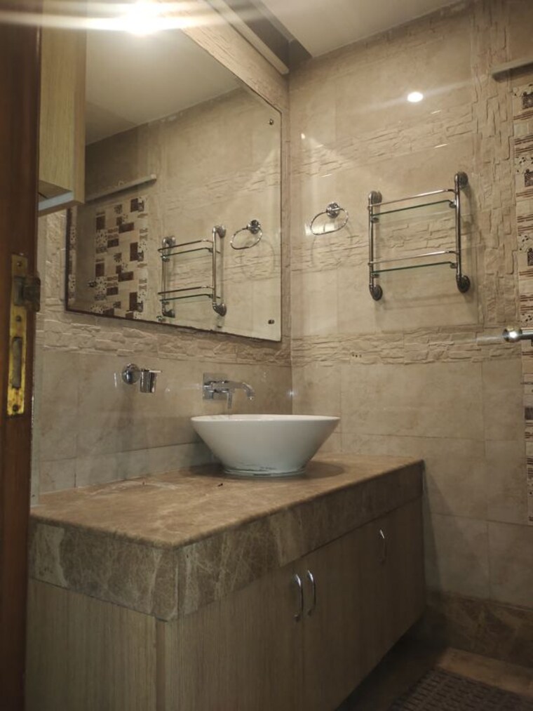 Bathroom, new friends colony 4 Bedroom 4000 Sq.Ft. Builder Floor In New Friends Colony Delhi 10734976