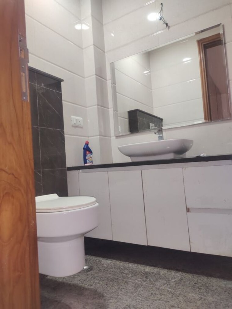 Bathroom, east of kailash 3 Bedroom 2000 Sq.Ft. Builder Floor In East Of Kailash Delhi 10734991